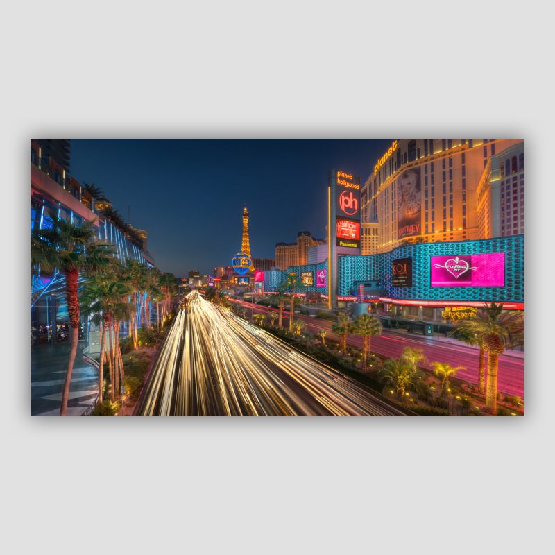 “Sin City - The Devil in the Detail” er et originalt kunstværk, der leveres signeret og nummereret i Limited Edition. Photo of the strip in Las Vegas.