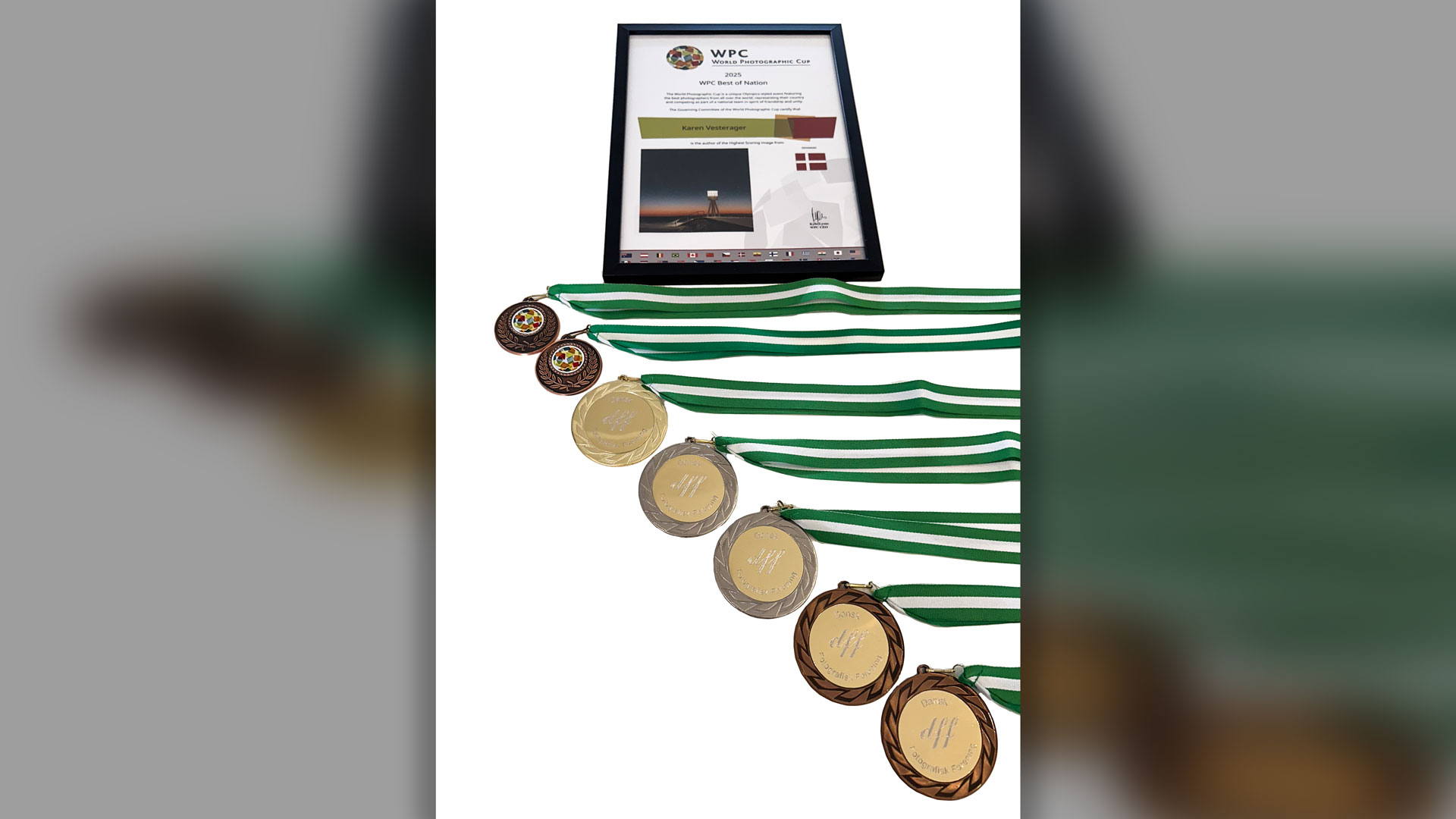 Surland & Vesteragers medaljer til Årets Fotograf 2025, der er en billedkonkurrence afholdt af dff. En guld, to sølv og to bronze medaljer. Samt diplom for at være Danmarks bedste bidrag til VM i foto og medaljer for at kommer på landsholdet.