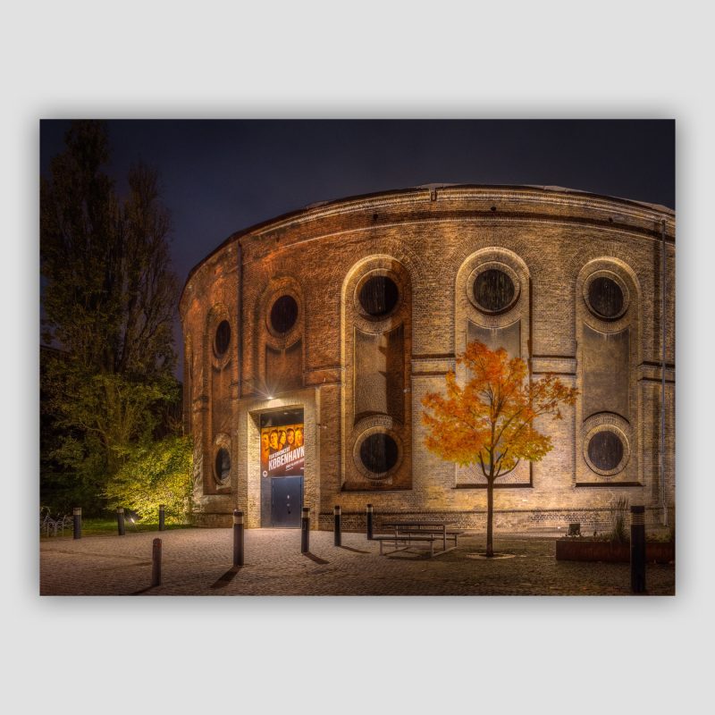 “Dome” er original dansk fotokunst, der leveres signeret og nummereret i Limited Edition. Østre Gasværk, der siden 1979 har fungeret som teater, ligger i en af de flotte lagerbygninger til det gamle gasværk.