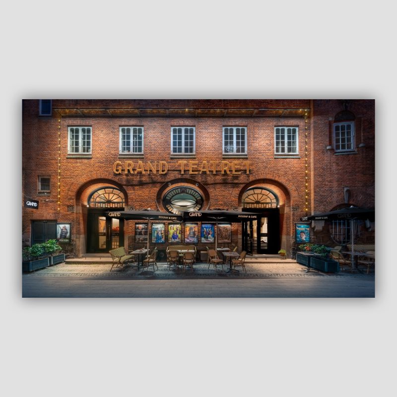 “Grand” er er fotokunst fra København, der leveres signeret og nummereret i Limited Edition. Grand Teatret, er en af Danmarks velrenommerede og uafhængige biografer. Før det hed Grand, startede det som almindeligt teater, men begyndte hurtigt at vise film. Her er det den flotte facade, der er motivet.