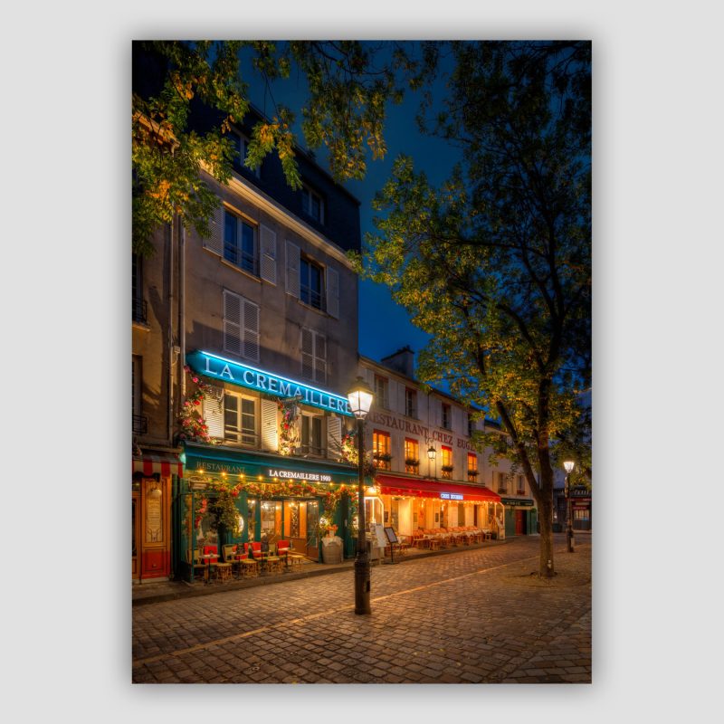 Montmartre Cafes” er original fotokunst, der leveres signeret og nummereret i Limited Edition. På Montmartre i Paris ligger den charmerende Place du Tertre med alle sine cafeer. Fotografierne, der ligger til grund for kunstværket er taget en meget tidlig morgen, mens cafeerne gjorde klar til at åbne. Senere på dagen myldrer pladsen af kunstmalere der sælger deres malerier og turister i massevis. Træer indrammer cafeerne og de lysende gadelamper skaber stemning.