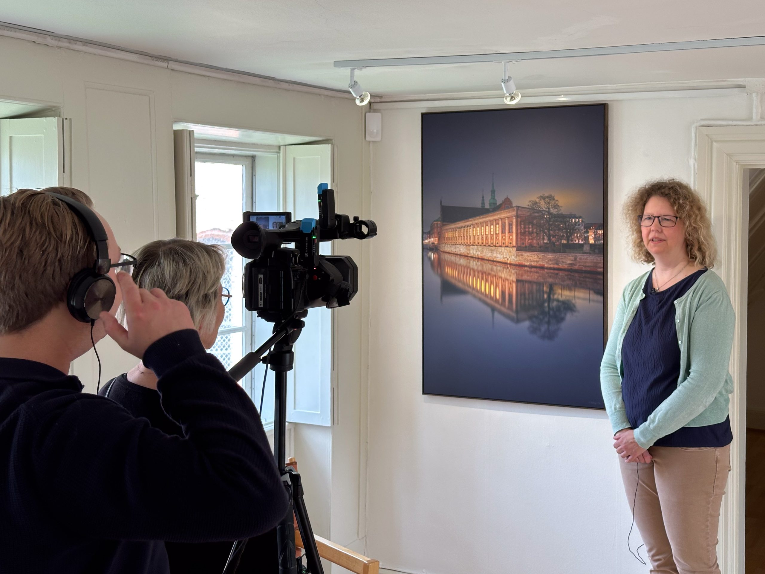 Surland & Vesterager n bliver interviewet om deres fotokunst til Roskilde TV i forbindelse med udstillingen "Har du SET byen?" hos Roskilde Kunstforening i Palæfløjen i 2025.