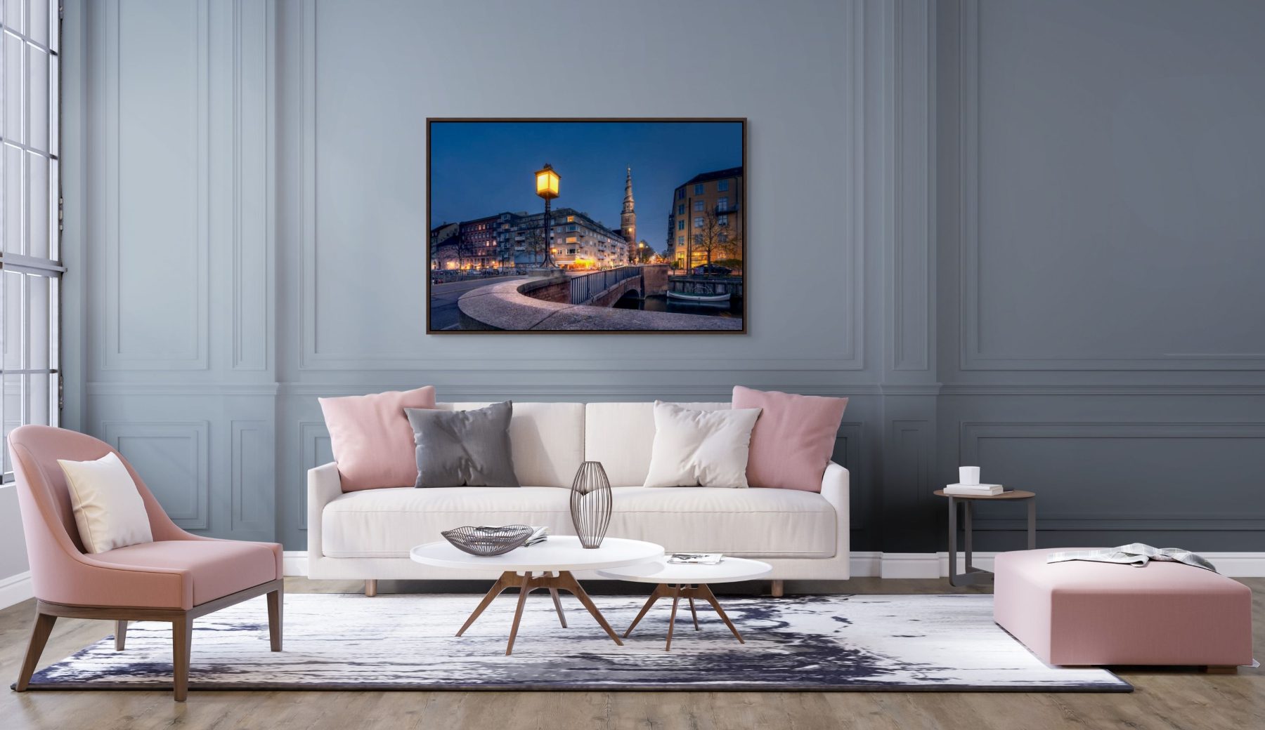 Mockup af kunstværket "Grace of Enlightment" af Surland & Vesterager. Billedet hænger på en lysegrå væg med et spisebord i røget eg og grøn laminat og lyse stole foran.