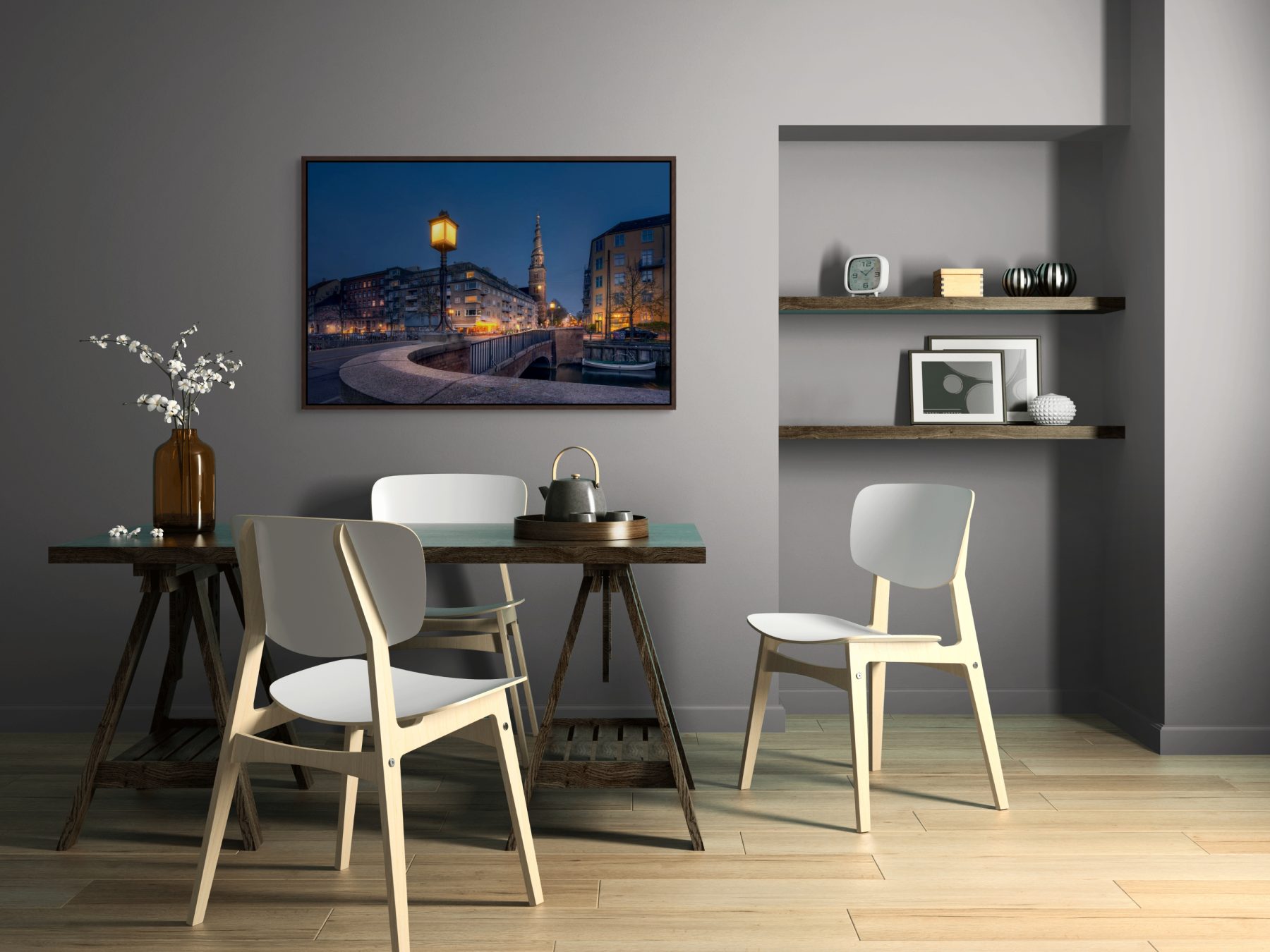 Mockup af kunstværket "Grace of Enlightment" af Surland & Vesterager. Billedet hænger på en lysegrå væg med et spisebord i røget eg og grøn laminat og lyse stole foran.