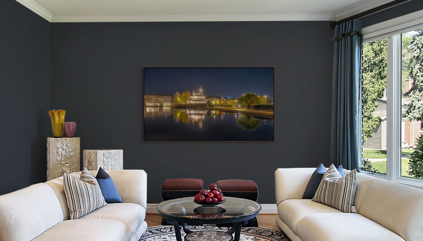 Mockup af kunstværket "Velvet Evening" af kunstnerparret Surland & Vesterager. Billedet hænger bag to hvide sofaer på en mørkegrå væg.