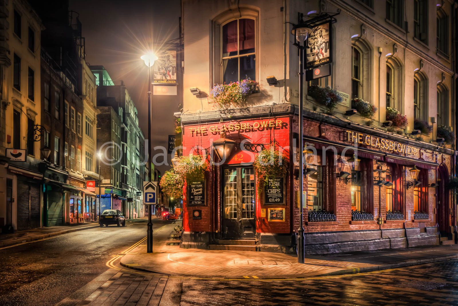 You find London empty at 5.30 am. Glassblower pub is placed very close to the famous Regent Street. The first people were on their way to work, and the first London buses drove around on their routes. A few window cleaners were cleaning the windows and polishing brass of various shops and pubs. Photo by: Jacob Surland, www.caughtinpixels.com