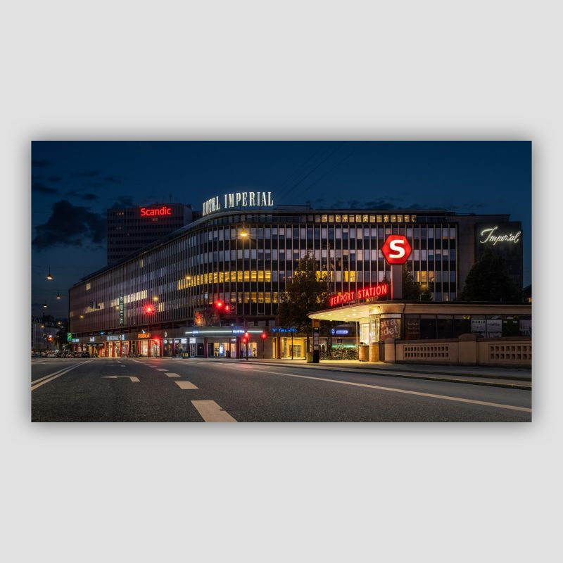 Kunstværket “Vesterport aften” er original fotokunst fra København, der leveres signeret og nummereret i Limited Edition. Kunstværket er lavet af kunstnerparret Surland & Vesterager.