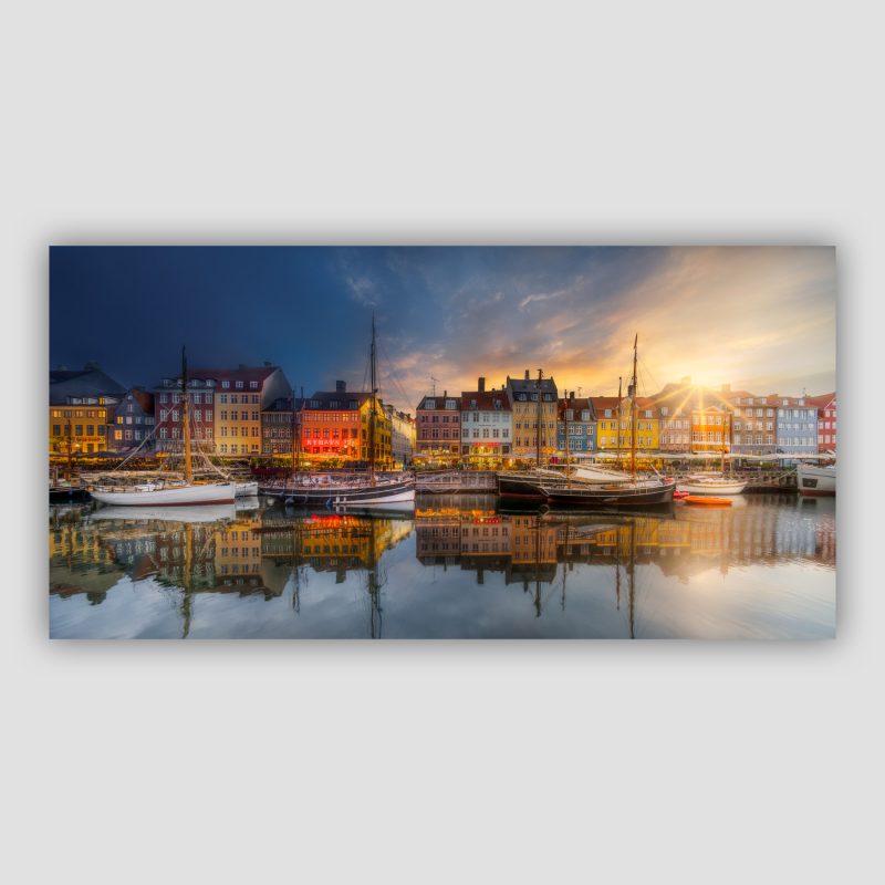 Et døgn i Nyhavn er et originalt kunstværk der kun sælges i Limited Edition. Der er taget mere end 1500 billeder hen over et døgn, for at kunne lave billedet. Billedet forestiller solsiden af Nyhavn med bla. Nyhavn 17, Hyttefadet, Skagen, CAP Horn, Heering og Sunny Side. Der er solopgang øverst til højre, og så går døgnet med uret, så det gå fra morgen til dag nede i vandet, det regner på et tidspunkt i løbet af dagen, så bliver det aften i midten til venstre og nat øverst til venstre og ender i solopgangen igen øverst til højre.