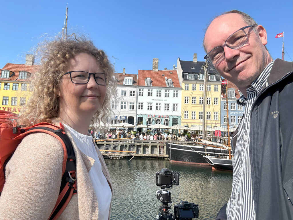 Karen Vesterager og Jacob Surland står og fotograferer til deres fotokunstværk "Et Døgn i Nyhavn".