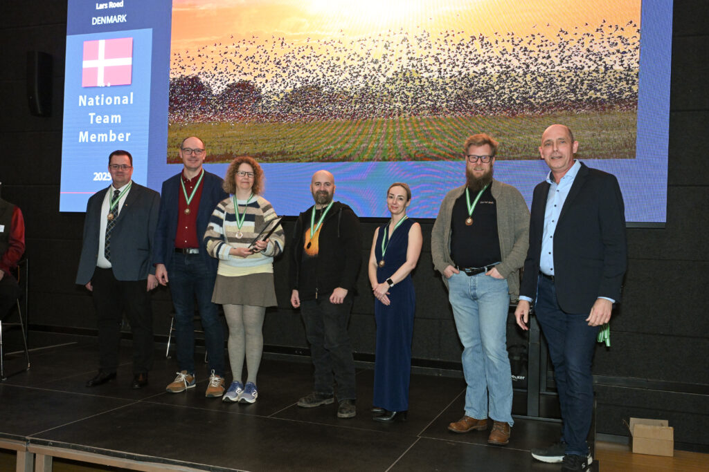 Landsholdet i fotografi 2025: Christian Stiegel, Jacob Surland, Karen Vesterager, Jakob Arthur, Pia Størup, Bertel Bolt-Jørgensen og holdkaptajn Kim Poulsen.