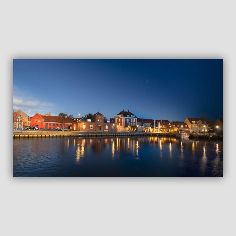 “En hel aften i Skælskør” er dansk fotokunst skabt af kunstnerparret Surland & Vesterager, og leveres signeret og nummereret i Limited Edition. Udsigt over Skælskør Havn mod Skælskør Museum, Byens Blomster og Hotel Postgaarden. Vi stod en vinterdag helt fra først på eftermiddagen og til det var blevet helt mørkt og fotograferede det samme motiv. Ud fra fotografierne har vi skabt kunstværket "En hel aften i Skælskør" ved at sætte fotografierne sammen til ét kunstværk, der viser lyset skifte fra dag til nat.