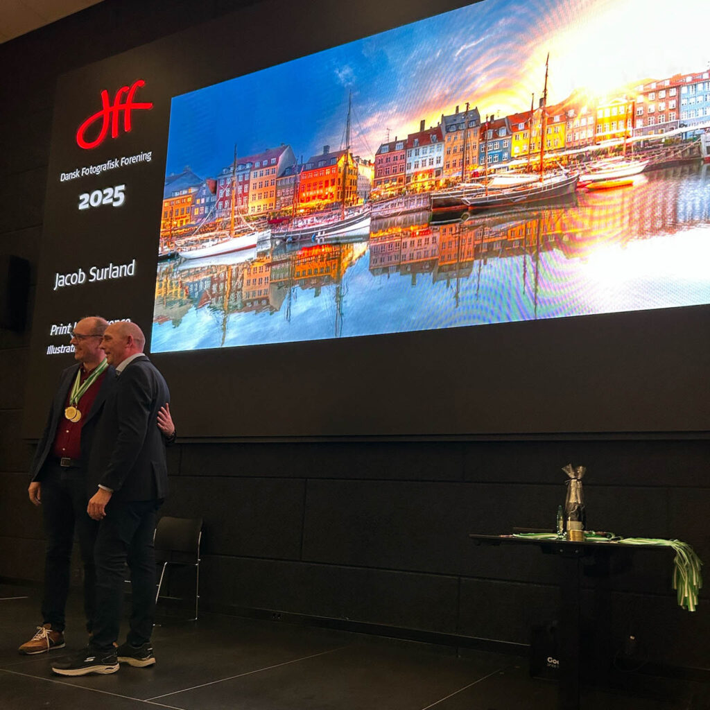 Jacob får guldmedalje til Årets Fotograf 2025, der afholdes af dff/Dansk Fotografisk Forening. Guldmedaljen får han for billedet "Et døgn i Nyhavn".