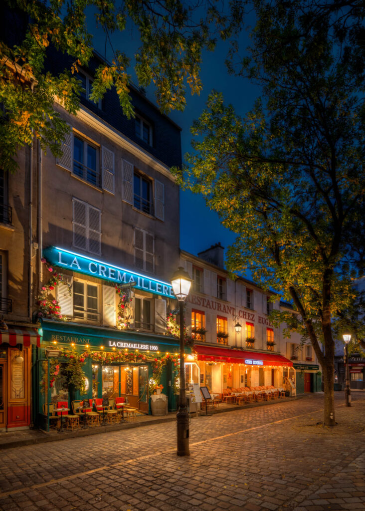 Kunstværket "Montmartre Cafes" fra Paris af kunstnerne Surland & Vesterager kan opleves på Kunstgalleriet i Slagelse på udstillingen "Metropoler i provinsen" fra 29. marts til 29. april 20925.