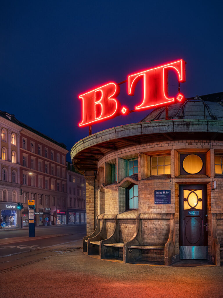 Kunstværket Neon fra København af kunstnerne Surland & Vesterager kan opleves på Kunstgalleriet i Slagelse på udstillingen "Metropoler i provinsen" fra 29. marts til 29. april 20925.