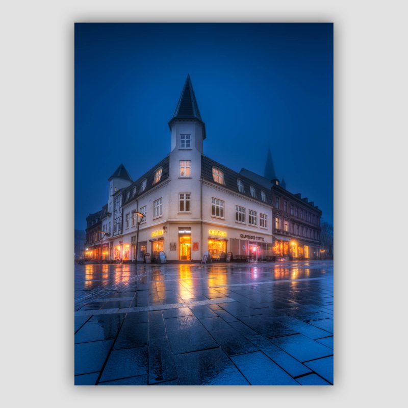 “Schweizerslottet” er original dansk fotokunst, der leveres signeret og nummereret i Limited Edition. Nogle af de mange fine butiksfacader på Schweizerpladsen i Slagelse. Bygningen på hjørnet ligner næsten et Disney slot. Billedet er i fine lilla og orange toner med lidt rødt og pink hist pg pist.