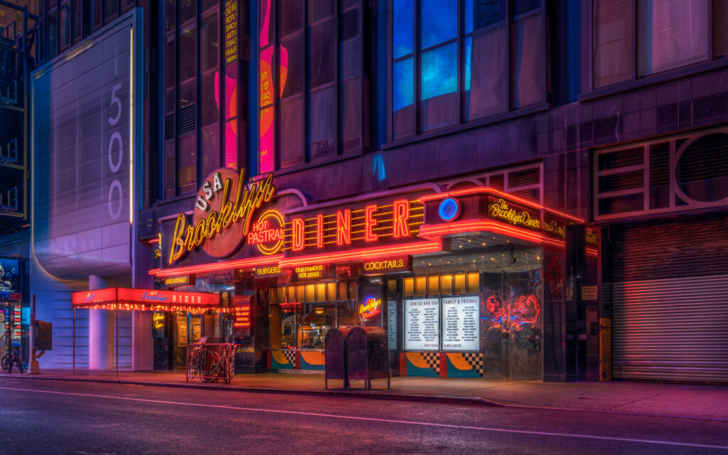 Kunstværket "The Diner" fra New York af kunstnerne Surland & Vesterager kan opleves på Kunstgalleriet i Slagelse på udstillingen "Metropoler i provinsen" fra 29. marts til 29. april 20925.