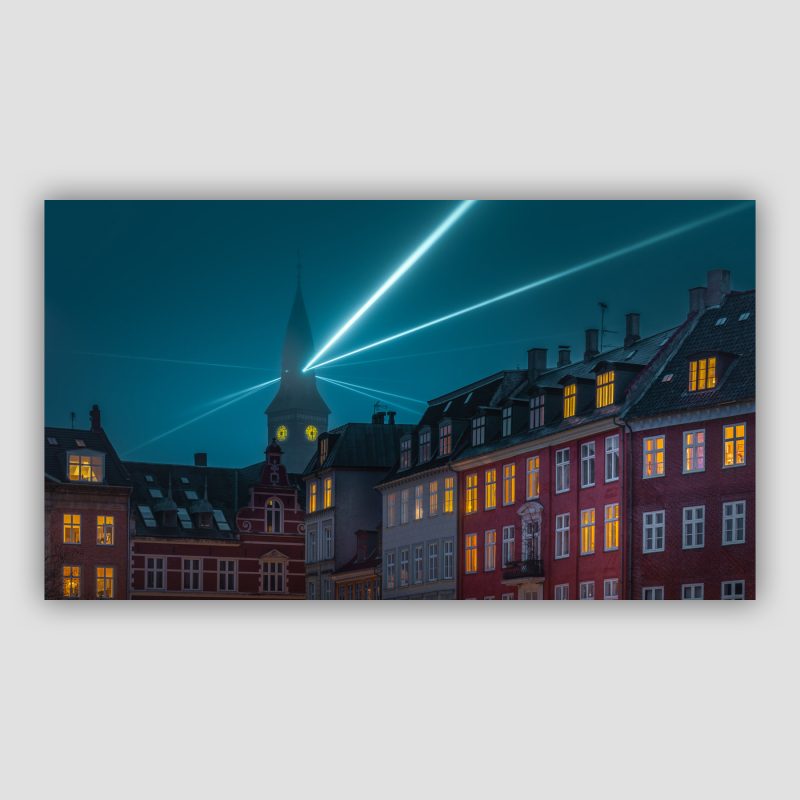 “6 pm” er fotokunst fra København, der leveres signeret og nummereret i Limited Edition. 6 pm er et billede af Rådhustårnet på Københavns Rådhus til lysfesten med typiske københavnerlejligheder i forgrunden.