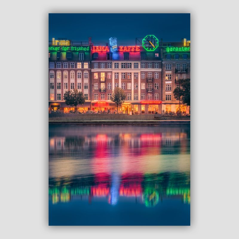 “Coffee Memories” er fotokunst fra København, der leveres signeret og nummereret i Limited Edition. Irmahønen er ikke den eneste lysreklame på Sortedam Dossering som fortjener opmærksomhed. Vi har altid selv været vild med Irma Kaffe reklamen. Den er desværre forfaldet meget siden vi tog det her billede. Vi har egentlig flere billeder i tankerne, som vi gerne vil have taget af de neonskilte, så vi håber COOP eller andre beslutter sig for at vedligeholde dem.