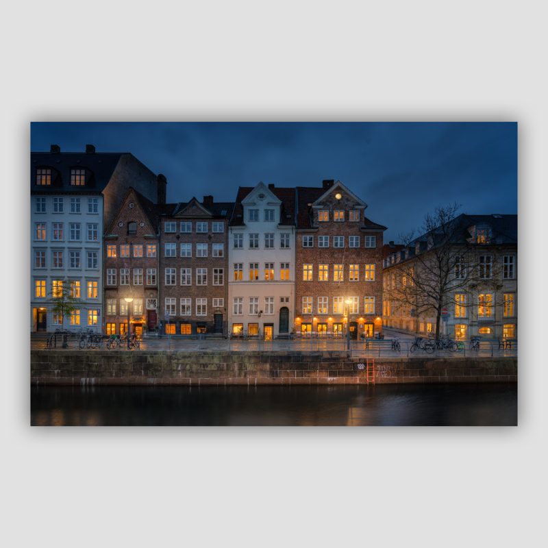 “Edge of Silence” er dansk fotokunst, der leveres signeret og nummereret i Limited Edition. Vi har en svaghed for disse gamle huse i København med gavlkviste. Selvom de er gamle, så er de bygget efter den store ildebrand i 1728. Man kalder dem også for "ildebrandshusene". De her ligger ved Frederiksholms kanal.