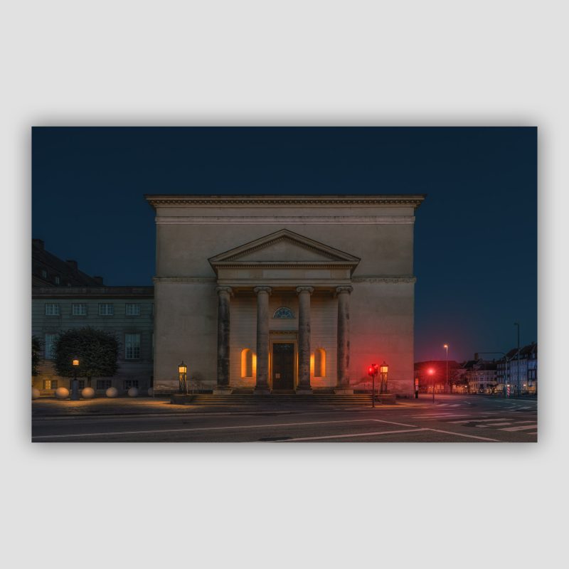 “Epiphany Halls” er original fotokunst fra København, der leveres signeret og nummereret i Limited Edition. Christiansborg Slotskirke er en flot og enkel bygning, som man ikke altid lægger mærke til, fordi der er så meget trafik omkring den.