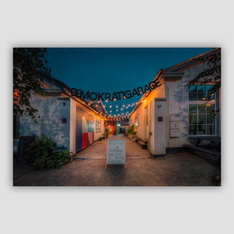 “Garage of Democracy” er dansk fotokunst, der leveres signeret og nummereret i Limited Edition. Rammen er håndbygget og lavet på snedkeri i Danmark. Den hyggelige demokratigarage i Kbh NV ser sig selv som demokratiets mødested og udviklingsmiljø og samler alle aktører der kæmper for demokratiet.