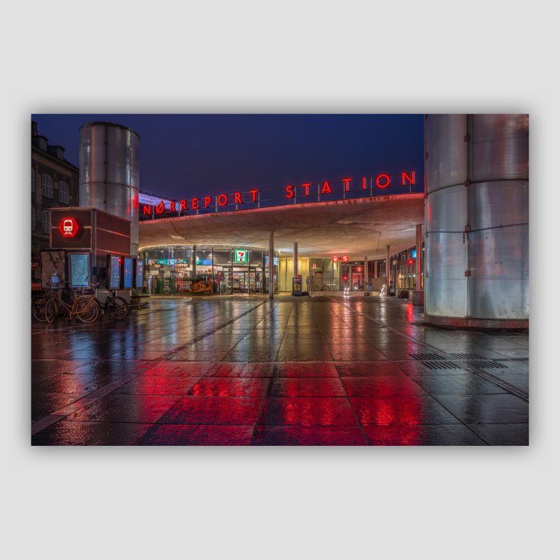 Kunstværket “Nørreport Station” er original fotokunst fra København, der leveres signeret og nummereret i Limited Edition. Det nye Nørreport efter ombygningen er flot og karakteristisk. Neonskiltet gør sig særdeles godt i regnvejr. 