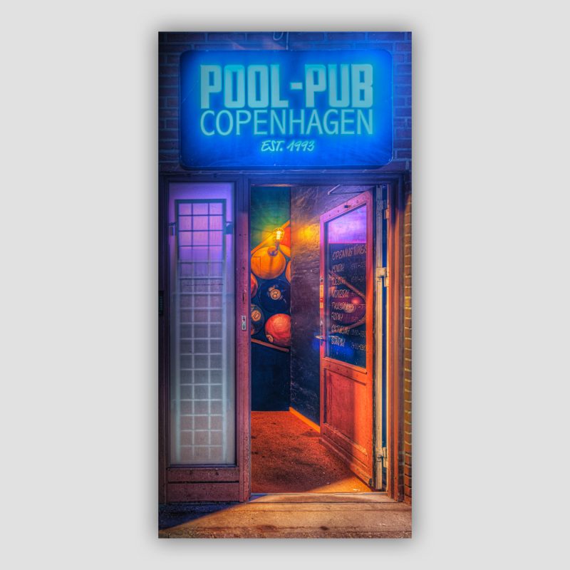“Pool Pub Copenhagen” er original fotokunst fra København, der leveres signeret og nummereret i Limited Edition. Den farvestrålende Pool Pub Copenhagen ligger på Rentemestervej i NV.