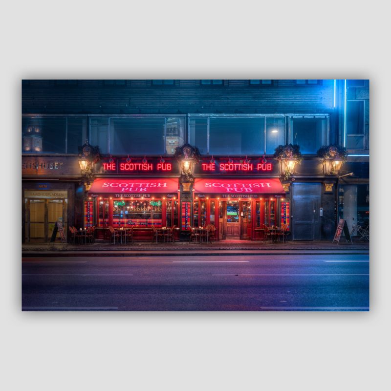 Red and Blue and Pub er et kunstværk fra København af Surland & Vesterager, der laver fotokunst. Værket biser the Scottish Pub på Rådhuspladsen i flotte blå og røde farver.