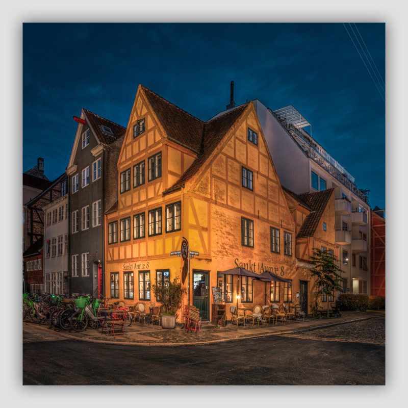 “Sankt Annæ 8” er original fotokunst fra København, der leveres signeret og nummereret i Limited Edition. Kunstværket er kvadratisk. På hjørnet af Wildersgade og Sankt Annæ finder man nr 8 - et smukt bindingsværkshus.