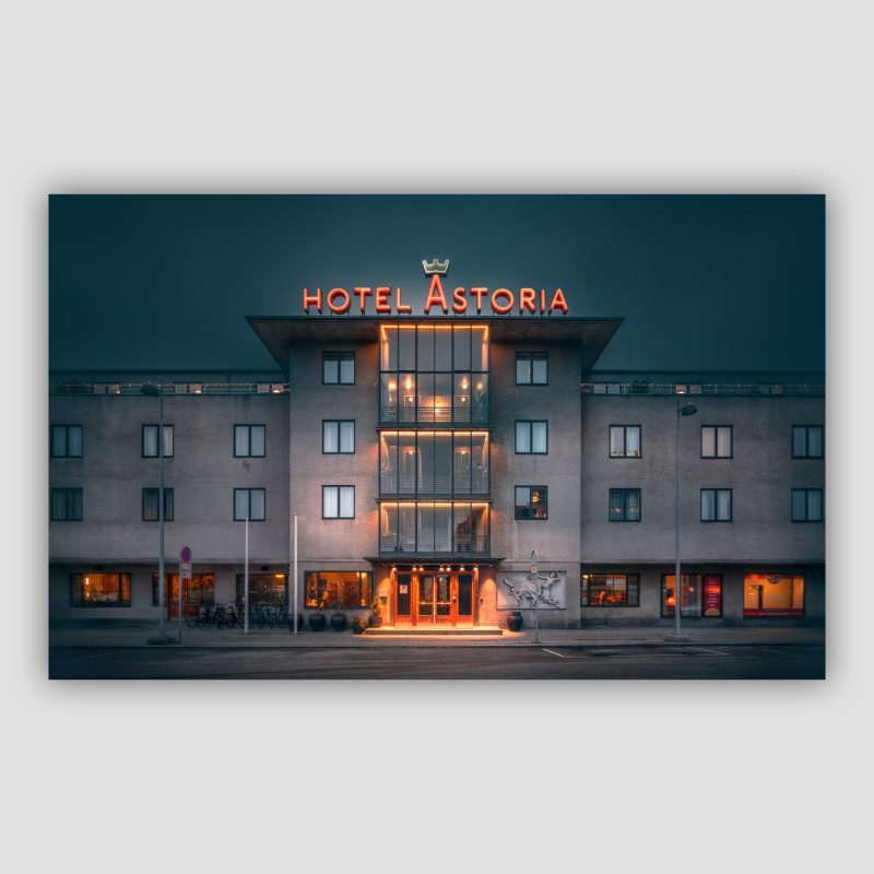 "Shaod of the Past" er et kunstværk fra København af Surland & Vesterager. Det forestiller Hotel Astoria, der ligger inde ved hovedbanen.