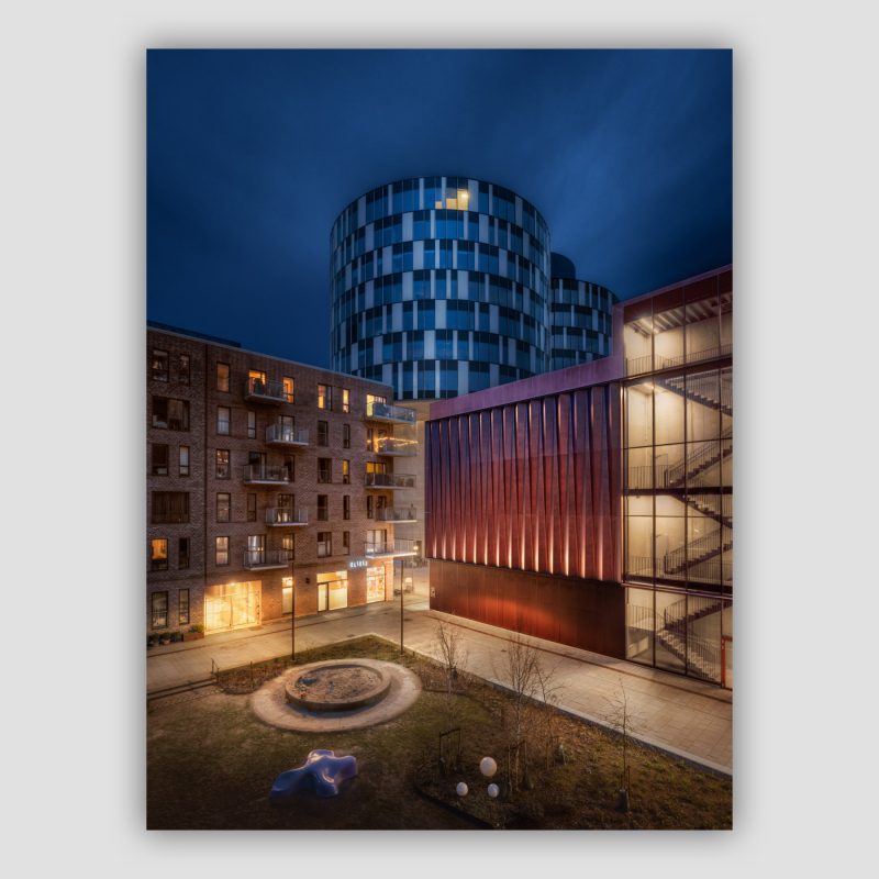 “Silo Backyard” er moderne dansk fotokunst, der leveres signeret og nummereret i Limited Edition. Vi har været ude i Nordhavn flere gang for at fotografere mixet af gamle industrielle bygninger og de beboelsesejendommene. Der er nogle rigtigt fede fotografiske muligheder. Her er der et kig til en legeplads, med siloerne, der tårner sig op i baggrunden.
