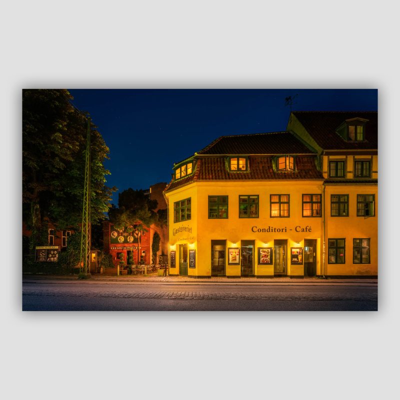 Kunstværket “Sorte Hest” er original fotokunst, der leveres signeret og nummereret i Limited Edition. Sorte Hest er en af de ældste bygninger på Vesterbro og har både karakter og historie. Man kan næsten forestille sig den som kro i gamle dage, når bønderne kom ind ude fra Valby eller længere ude. Bag den ligger den tidligere lagerbygning til Hintzes Villa, der i dag huser Teatret ved Sorte Hest.