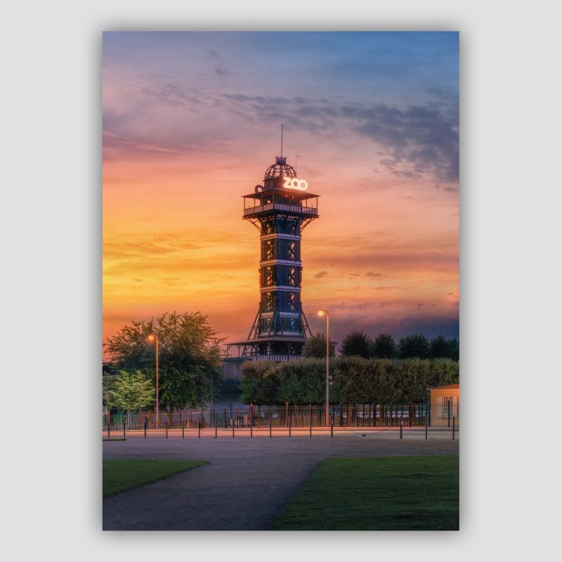 “The Observation Tower” er original dansk fotokunst, der leveres signeret og nummereret i Limited Edition. ZOO tårnet er et af Københavns vartegn og et af dem man kan se på lang afstand. Vi brugte en hel dag derude og fotograferede tårnet med 3 kameraer fra kl 03 til kl 23:15. Det kom der flere tusinde billeder ud af fordelt på de tre kameraer. Billedet her er sammensat af billeder taget lige før solnedgang og lidt efter solnedgang på den ualmindeligt smukke aften.