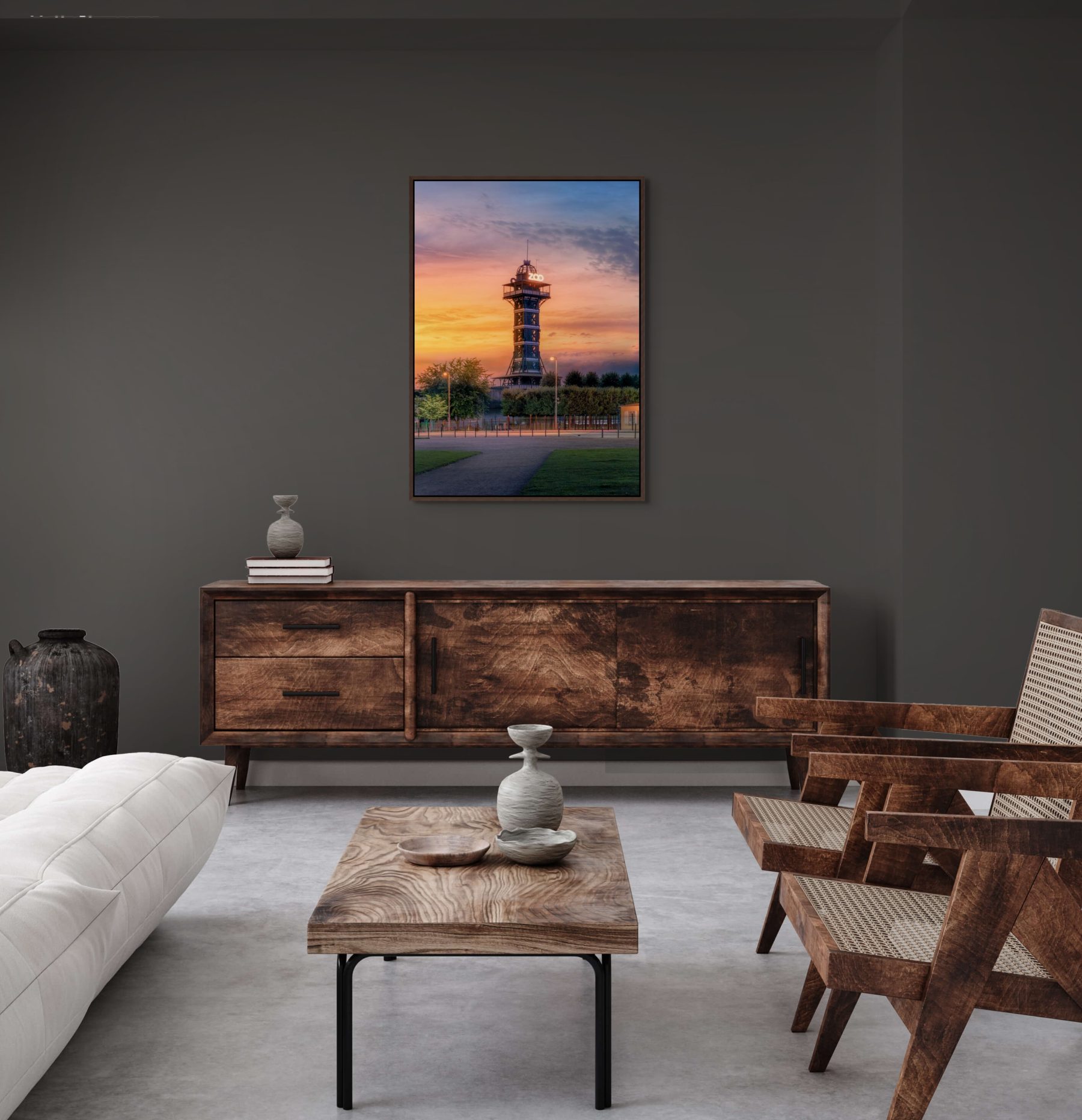 Mockup af kunstværket "The Observation Tower" af Surland & Vesterager. Billedet hænger på en mørkegrå væg, der virkelig får farverne til at poppe. Foran står en skænk i mørkt træ, der passer til rammen på billedet og et sofaarrangement.