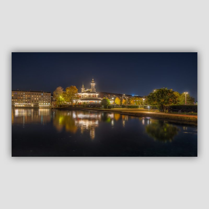 “Velvet Evening” er original dansk fotokunst fra København, der leveres signeret og nummereret i Limited Edition med håndbygget ramme. Blød og lækker sommeraften ved Søpavillonen ved Peblinge Sø i København. 