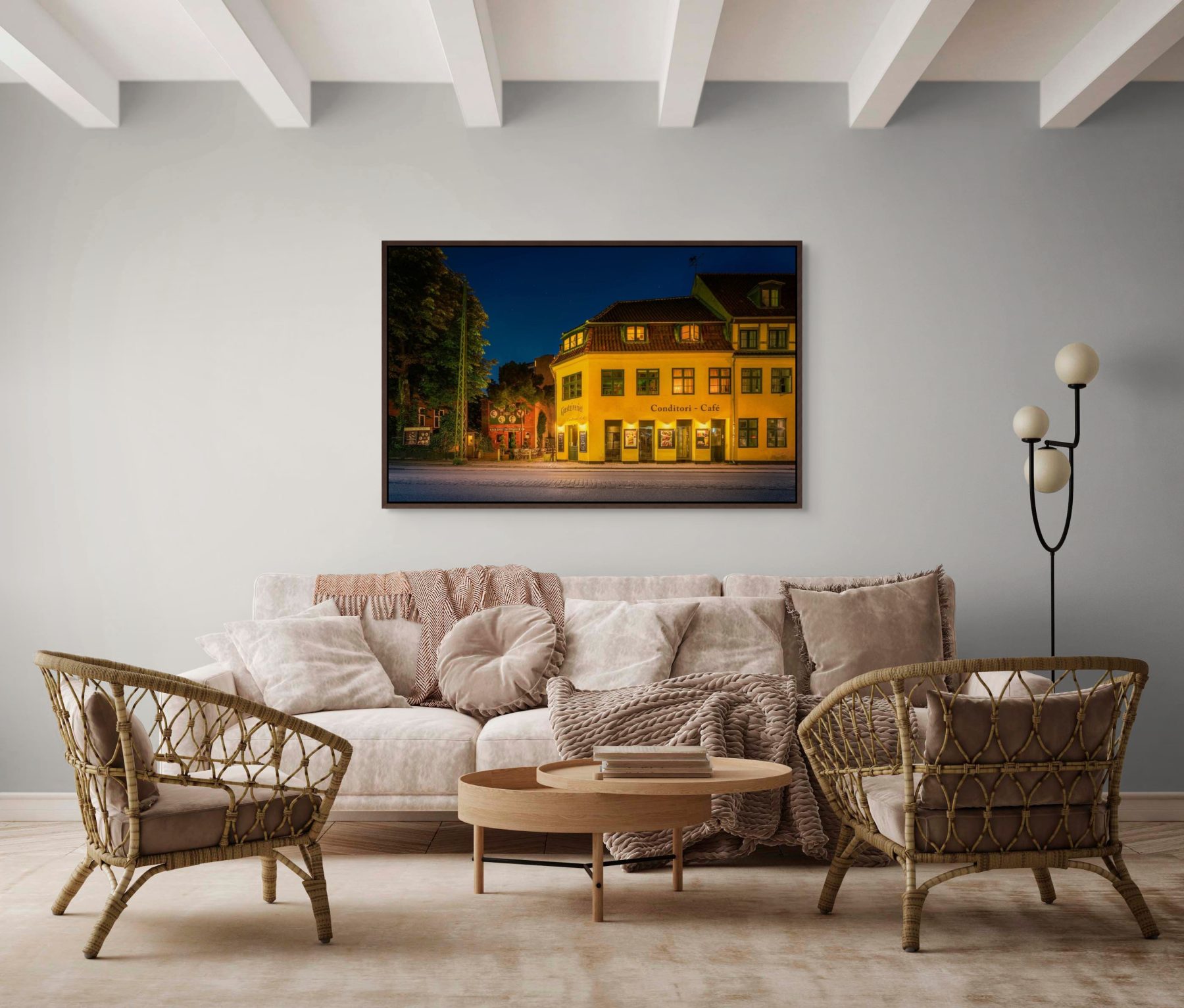 Mockup af kunstværket "Sorte Hest" af Surland & Vesterager, der sælges i Limisted Edition. Billedet hænger på en lysegrå væg i et afslappet sofamiljø i naturfarver med dyb veloursofa og kurvelænestole.