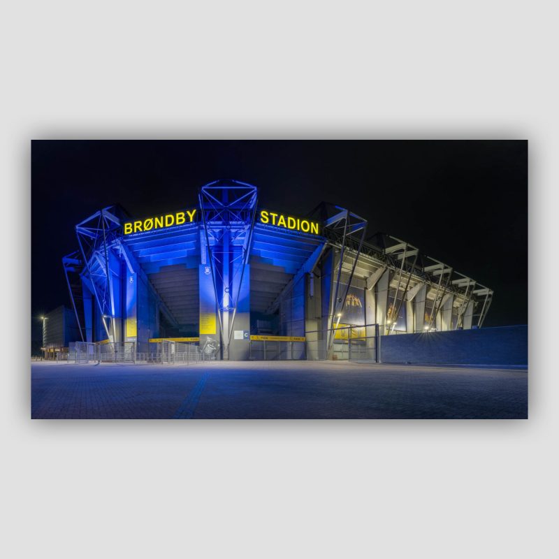 "Brøndby Stadion" er original dansk fotokunst, der leveres signeret og nummereret i Limited Edition. Se flere værker på vores hjemmeside.