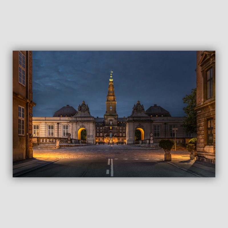 Borgen er original fotokunst fra København, der er skabt i forbindelse med at Slagelse Teater opfører Borgen som musical og vi skal udstille dernede. Billedet forestiller Christiansborg. Billedet er taget fra Ny Vestergade.