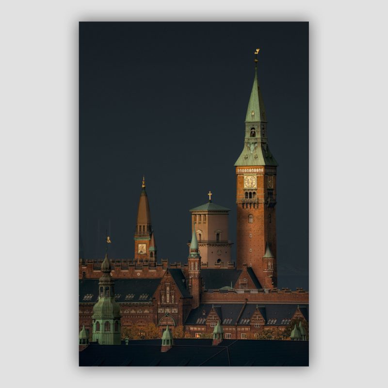 København kaldes for Tårnenes by. Her kan man se Rådhustårnet, Vor Frue Kirke og Palace Hotel og med det gamle hovedpostkontor i forgrunden.