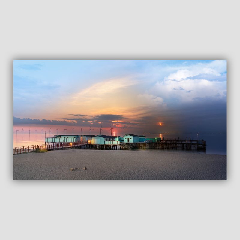 "Et døgn ved Helgoland" er et kunstværk af Surland & Vesterager. Det er et tidssammensat billede med både solopgang og måne, hvor man kan se lyset skifte henover et døgn.