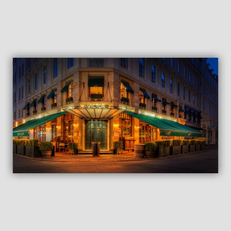 Det originale kunstværk “Cafe Victor” leveres signeret og nummereret i Limited Edition.