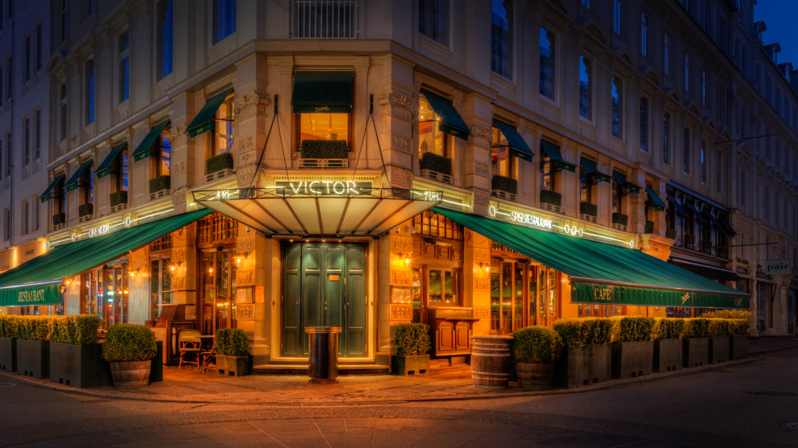 Cafe Victor “Cafe Victor” er et originalt kunstværk, der leveres signeret og nummereret i Limited Edition. Cafe Victor er en af Københavns ældste caféer og er vel det man kalder et in-sted. Det er i hvert fald en institution i det danske cafeliv. Cafe Victor har flotte grønne markiser og billedet er i øvrigt holdt i varme orange nuancer.