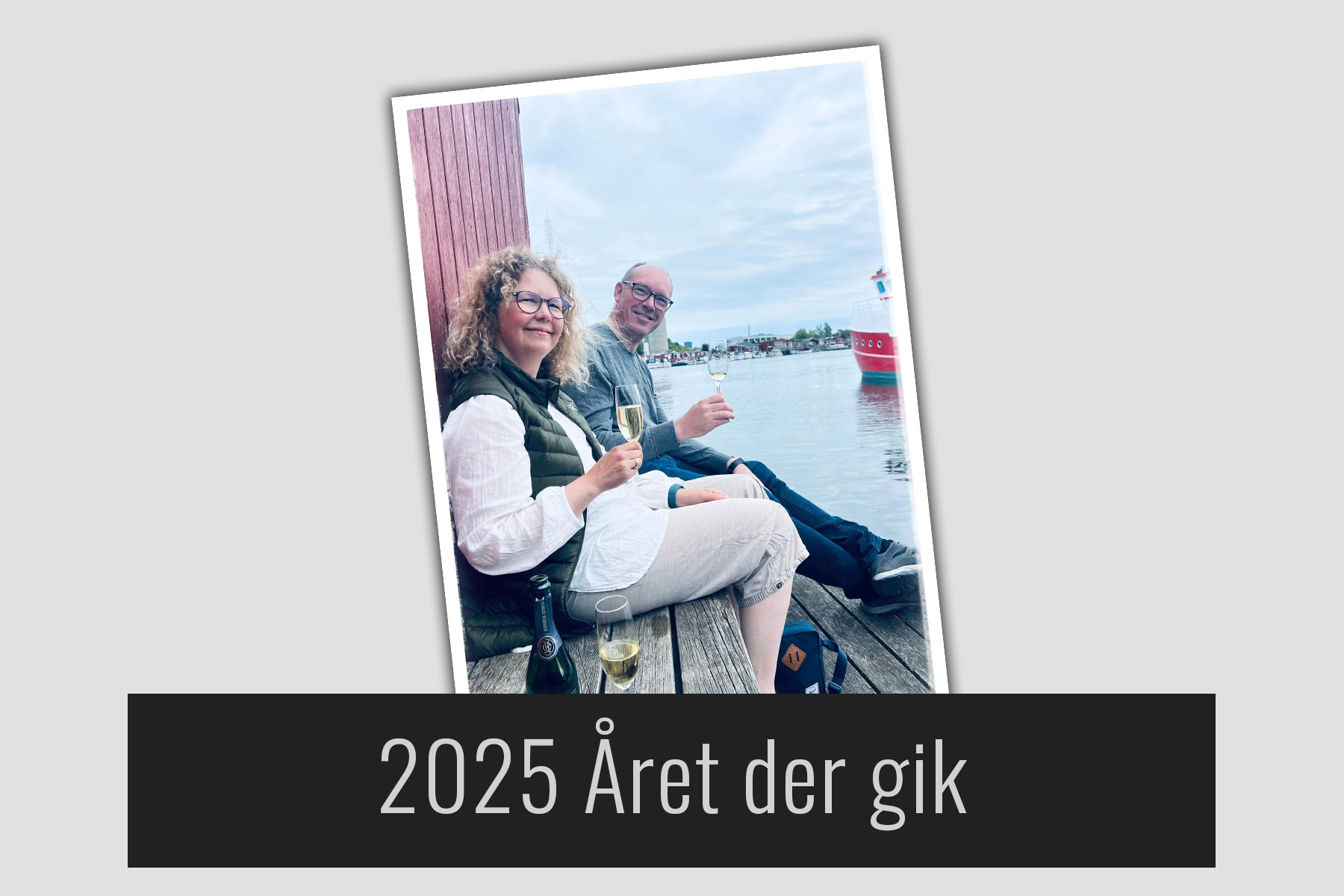 2025 året der gik. Billede til artiklen om 2025 i Surland & Vesteragers verden. Vi sidder og drikker champagne med en kollega.