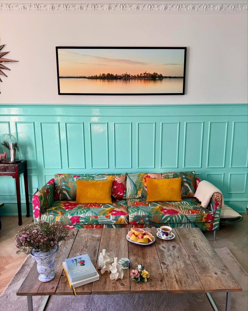 Billede af stuen hos Karina von d'Ahé med kunstværket "Helsinki Harbour in the Morning" på væggen.