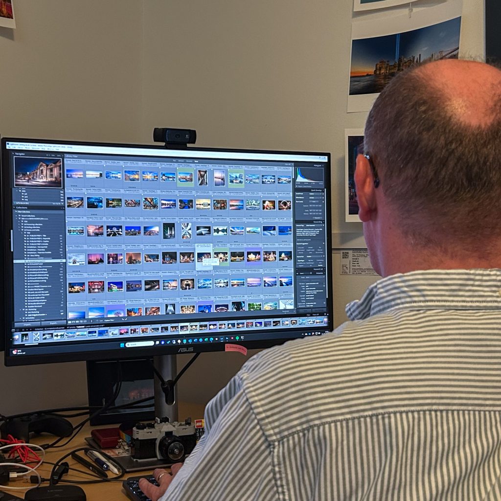 Jacob vælger billeder til Surland & Vesteragers store kunstbog