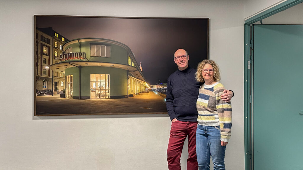 Jacob og Karen foran det kunstværk de har doneret til Københavns Kommune.