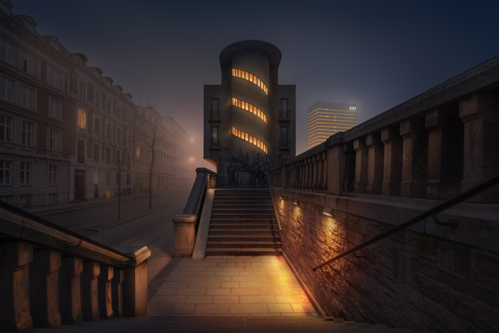 Trappen ved Kbh H er et eksempel på at vores kunst er fotografibaseret og tager sit udgangspunkt i virkeligheden, men forskydes ind i et andet univers. Vi arbejder i spændet mellem dokumentation og konstruktion.