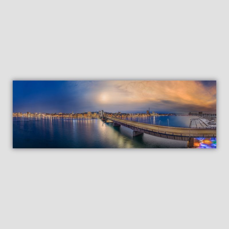 Udsigt ud over Aalborg, Limfjorden og Limfjordsbroen. Fotografisk kunstværk En hel aften ved Limfjordsbroen.
